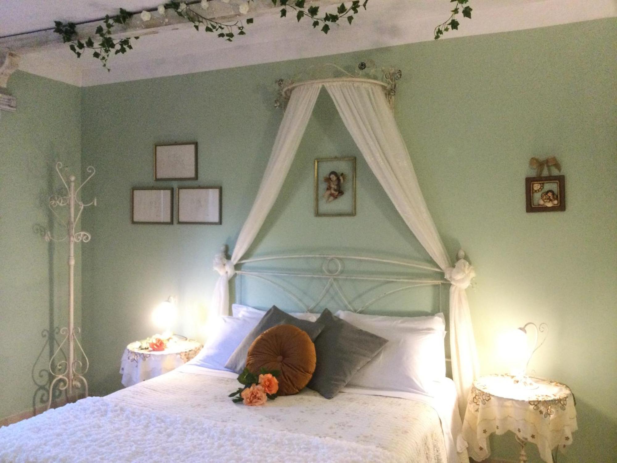 Mirella Bed & Breakfast 2*